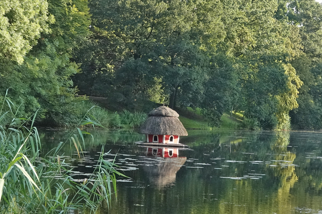川の所々にかわいい水鳥の小屋が。